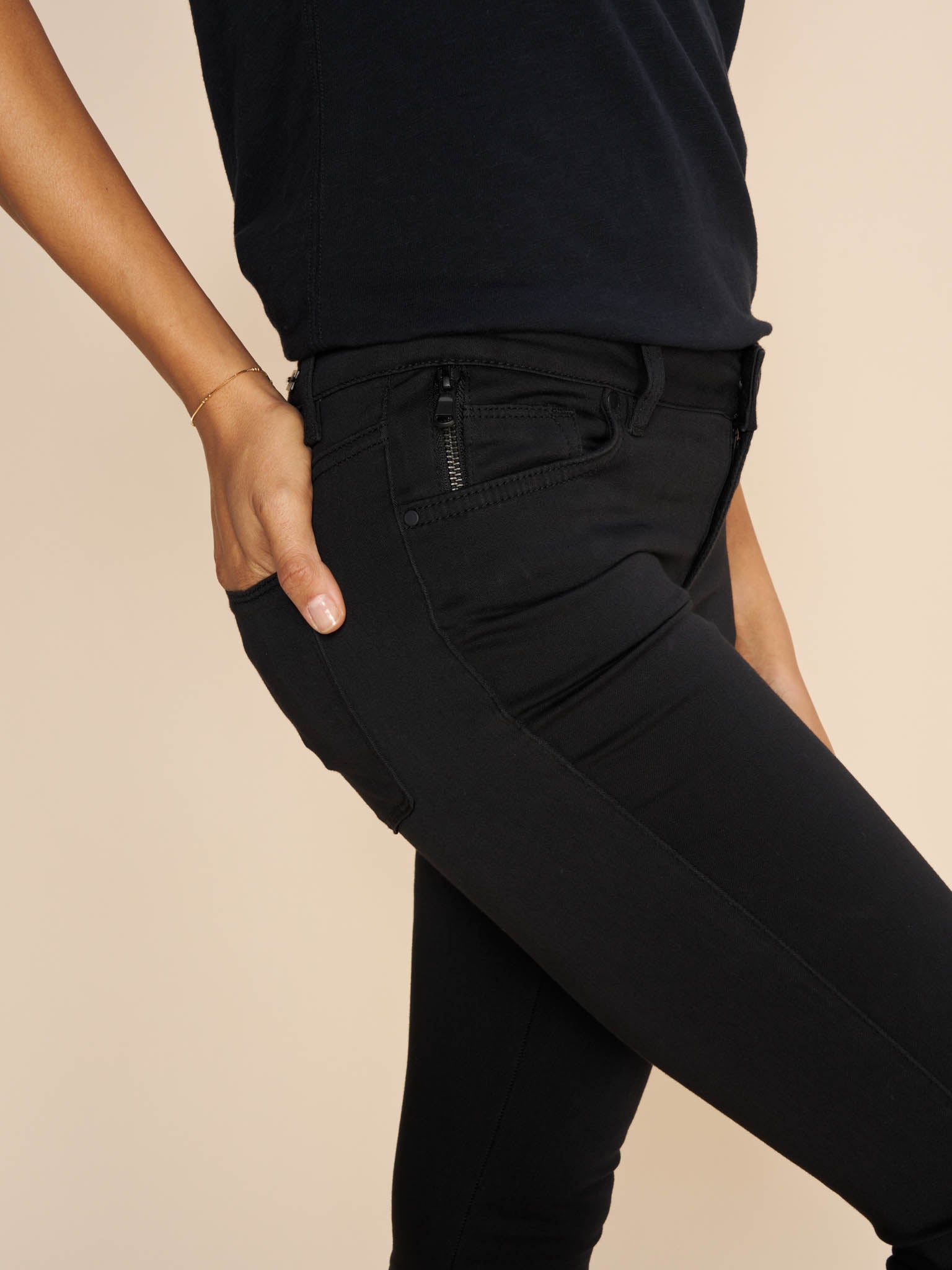 Modelshot / Black / Detail